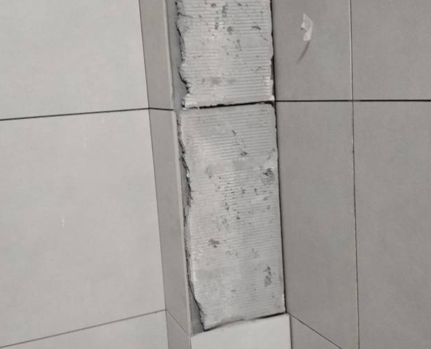 商州瓷砖空鼓维修公司分享下瓷砖施工前基层浇水润湿程度不足，可能导致以下问题