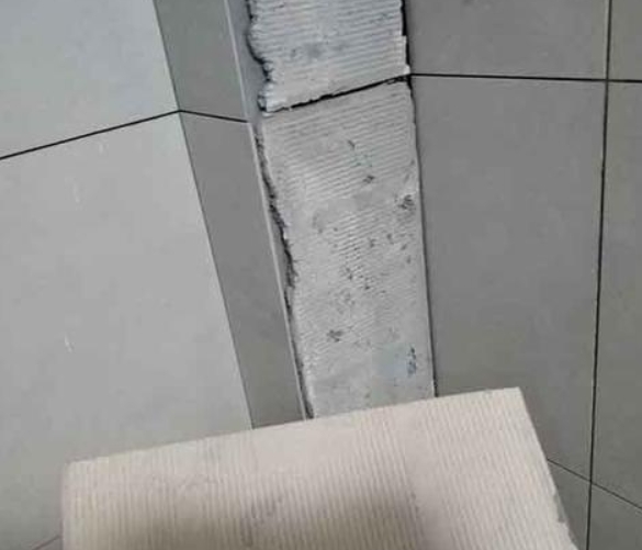 商州瓷砖空鼓维修公司分享下厨房瓷砖脱落的补救措施。